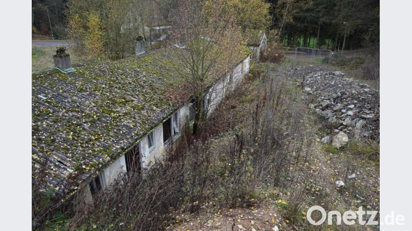 Längst sollten die Baracken in der Sandgrube der Lenauer Straße abgebrochen sein. Als Zwischenlager für Erdaushub dient es zurzeit. Bild: bkr