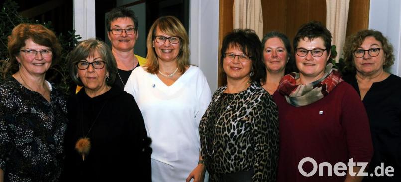Die neu gewählten Vorstandsmitglieder der Unternehmerfrauen im Handwerk (von links): Rita Weber, Maria Singer, Sabine Falk, Vorsitzende Andrea Seitz, Maria Blödt, Angela Sperber, Claudia Füssel und Annerose Schubert. Bild: gf