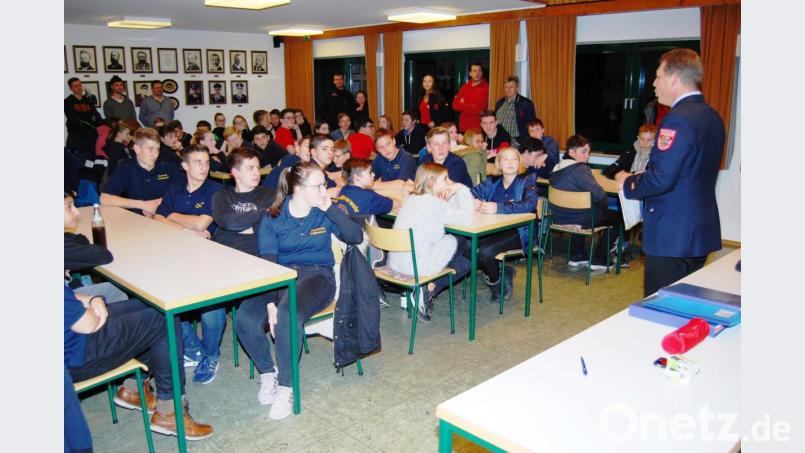 Aus allen Ortsteilwehren der Großgemeinde Vohenstrauß nahmen Nachwuchskräfte, unter Leitung von Kreisbrandmeister Christian Demleitner (rechts), am diesjährigen Wissenstest teil. Bild: dob