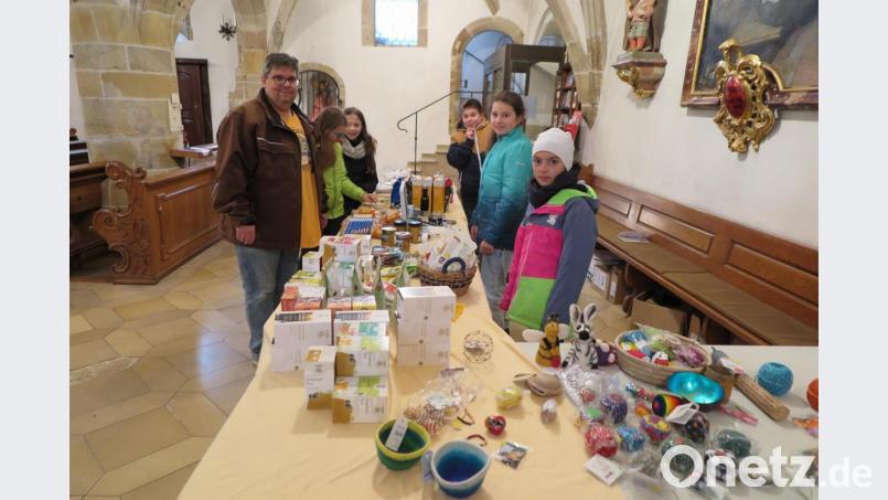 Die Gottesdienstbesucher setzten beim Stand der Ministranten mit dem Kauf von Transfair-Waren ein Zeichen der Solidarität mit Ländern in der Dritten Welt. Bild: jzk