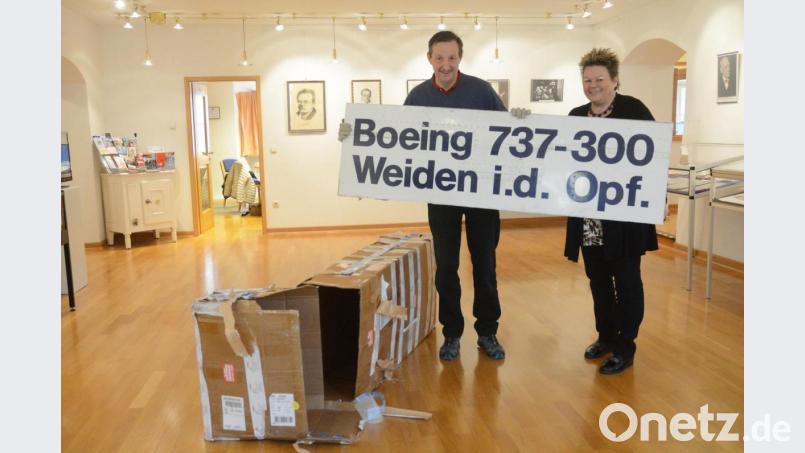Das Original-Rumpfteil der Boeing 737-300 mit dem Schriftzug &quot;Weiden i.d. Opf.&quot; ins im Stadtmuseum gelandet, zur großen Freude von Kulturamtschefin Petra Vorsatz und Haustechniker Richard Weiß. Bild: Gabi Schönberger