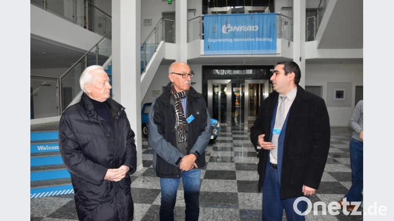 Konsul Dmytro Shevchenko vom Generalkonsulat in München im Gespräch mit Josef Ziegler, Vorsitzender der „Aktion Tschernobyl“ und Unternehmer Claus Conrad (von rechts) in Hirschau. Der Vertreter der Ukraine bedankte sich für zwei gebrauchte Krankentransportwagen, deren Instandsetzung die Conrad-Stiftung finanzierte. Bild: Tobias Gräf