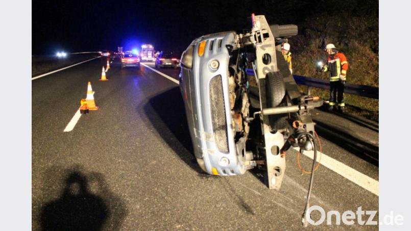 Der Anhänger samt geladenem Auto schlitterte über die Fahrbahn und krachte gegen die rechte Leitplanke. Bild: Polizei