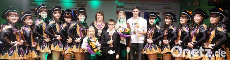 Die Prinzengarde der FG Stulln begleitet die Regenten der Saison 2019/2020 Kinderprinzenpaar Anna I. und Alexander I. sowie das Prinzenpaar Katrin III. und Christian III (Mitte von links) mit Präsidentin Marion Raab (dahinter) bei ihren Auftritten in der fünften Jahreszeit. Bild: ohr
