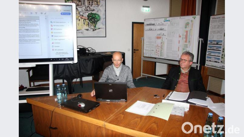 Bernhard Bartsch (links) stand für Fragen zur Verfügung. Bürgermeister Toni Dutz (rechts) und die Markträte folgten der Empfehlung des Landratsamtes, die Pläne noch einmal auszulegen. Bild: wro