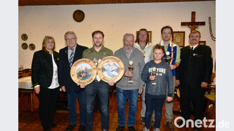 Thomas Enslein ist Schützenkönig 2020 Luftpistole und Luftgewehr. Dazu gratulierten Schützenmeisterin Annelie Stahl und Stadtrat Peter Trstan (von links) sowie stellvertretender Gauschützenmeister Anton Hirnet (rechts). Die Stadtmeisterschaft Luftgewehr Gäste gewann Peter Krämer (Vierter von rechts), bei den Senioren "aufgelegt 30 Schuss" sicherte sich Albert Völkl (Vierter von links) den ersten Platz. Tim Enslein (vorne) gewann den Laserwettbewerb. Christian Stahl erhielt mit dem zweiten Platz beim Königsschießen Luftgewehr die "Wurstkette". Bild: bey