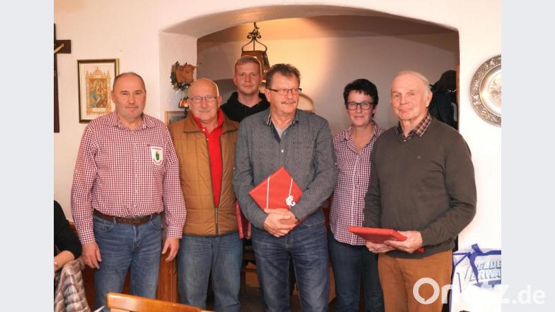 Die drei Vorsitzenden des OWV Waldthurn danken Wolfgang Bergmann (Zweiter von links), Werner Beierl (Dritter von rechts) und Josef Kick (rechts) für jahrzehntelange Arbeit im OWV und Skiclub. Bild: fvo