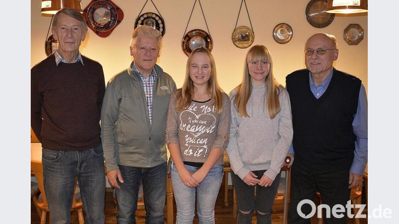 Der Stadtverbandsvorstand bei der Vorstellung von mit Engel und Christkind sowie mit dem Prolog-Autor Theo Schleicher, Eugen Eckert, Nathalie Becher, Marina Brütting und Alfred Graf (von links). Bild: sck