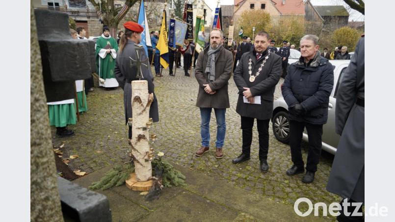 Feierliches Gedenken in Störnstein. Nur ein direkt am Mahnmal geparktes Auto stört die Kulisse. Bild: arw