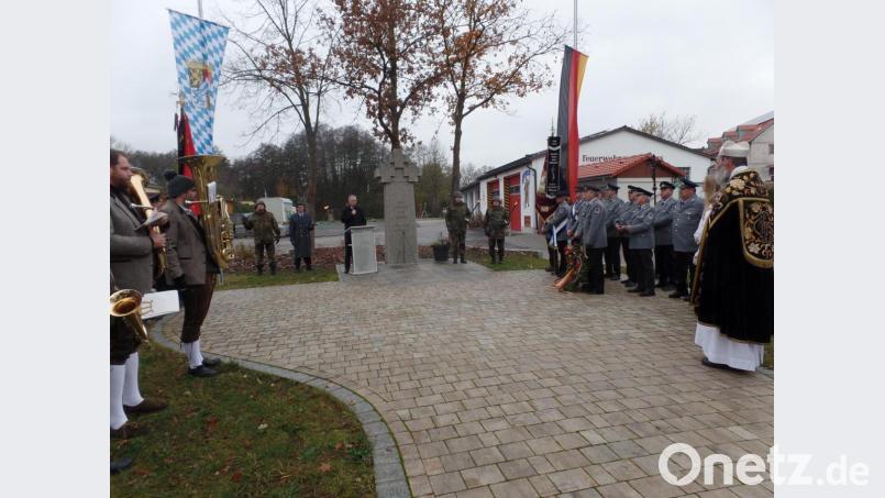 „Kein Krieg ist heilig. Im Krieg gibt es Täter und Opfer, aber keine Helden“, hebt Bürgermeister Werner Roder (im Hintergrund am Rednerpult) in seiner Rede bei der Gedenkfeier am Volkstrauertag in Vorbach hervor. Bild: br