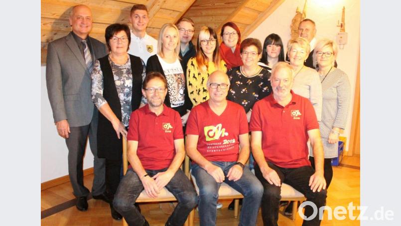 Bürgermeister Walter Schauer (links) und Zweiter Bürgermeister Wolfgang Niebauer (hinten rechts) ehrten im Sitzungssaal die erfolgreichen Sportler des VPC Thanstein an der Landesmeisterschaft sowie die drei Starter bei der Deutschen Meisterschaft (vorne). Bild: dl