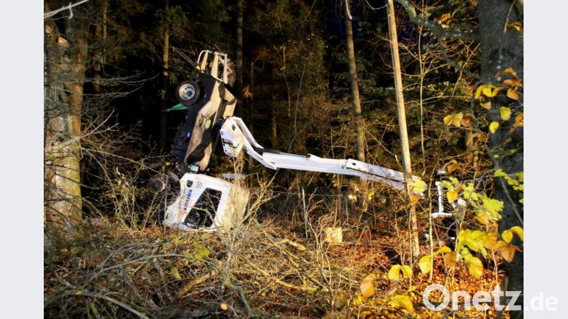 Zwei Männer wurden bei Waldarbeiten Duggendorf (Landkreis Regensburg) schwer verletzt. Die Männer waren in den frühen Abendstunden des Samstags am Waldrand mit Astfällungen beschäftigt. Bild: (c) Alexander Auer
