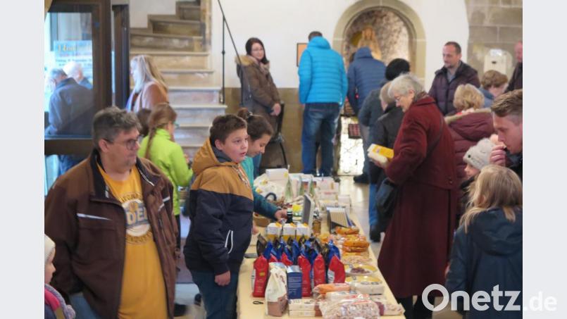 Zahlreiche Gottesdienstbesucher wollten mit dem Kauf von Transfair-Waren ein Zeichen der Solidarität mit den Ländern in der Dritten Welt setzen. Bild: jzk