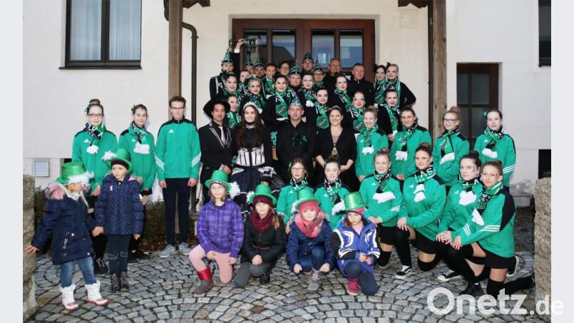 Erfolgreich eroberte die Prinzengarde den Rathausschlüssel und die Gemeindekasse. Auf dem Bild (letzte Reihe, Dritter und Vierter von rechts) zweiter Bürgermeister Johann Neugirg und Bürgermeister Werner Prucker sowie das alte und neue Prinzenpaar (erste Reihe stehend, ab Vierter von links) Sebastian I. und Lisa I.sowie Stefan I. und Katrin I. Bild: JOCHEN NEUMANN 
ERBENDORF