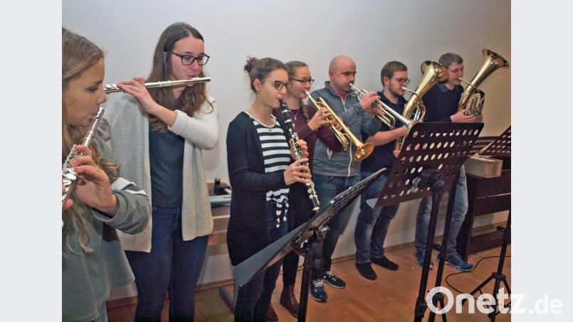 Mit einem Marsch und einer Gavotte stimmte eine siebenköpfige Bläsergruppe der Blaskapelle St. Georg auf den Pfarrfamilienabend im Pfarrheim St. Josef ein. Bild: sön