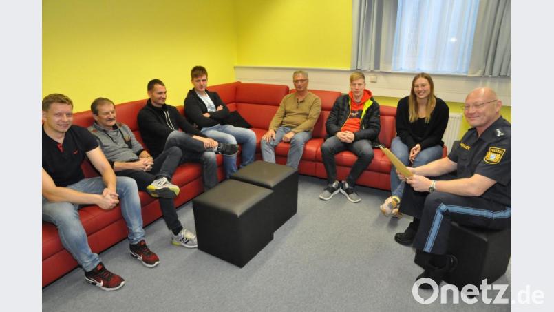 Ungewöhnlicher Einsatz für Hans-Peter Klinger (rechts) von der Polizeiinspektion. Er schult das Bäder-Team der Stadtwerke in Sicherheitsfragen. Bild: Karoline Gajeck-Scheuck