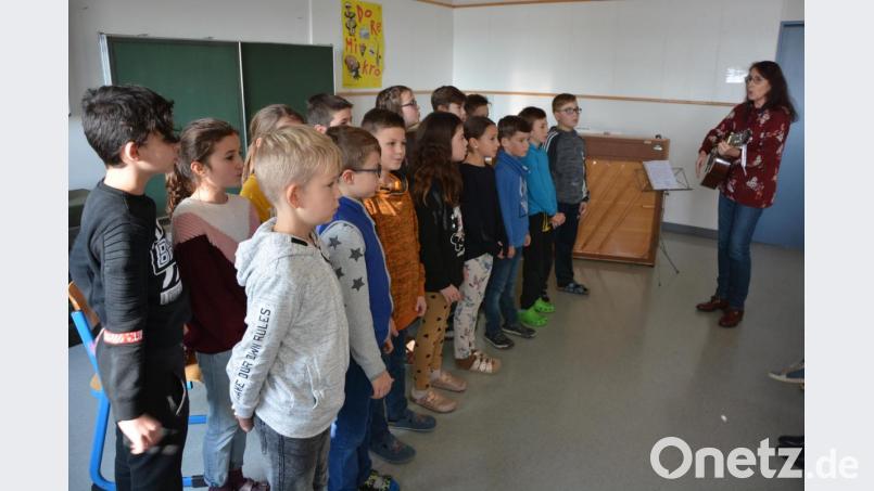 Die Schüler der vierten Klasse bereicherten mit einem Gesangsstück die Feierstunde, begleitet von Monika Kunz an der Gitarre. Bild: jr