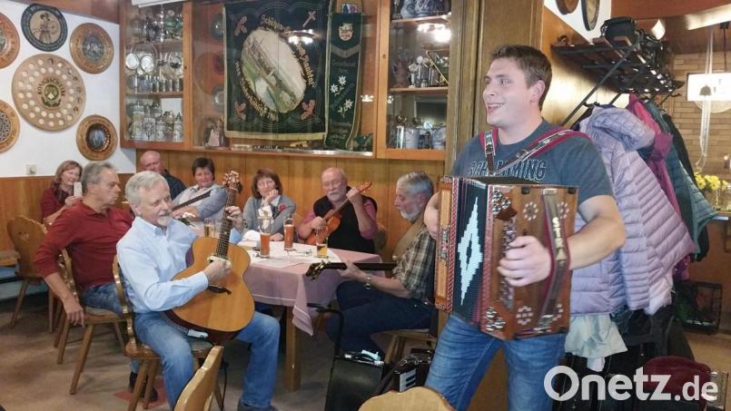 Auf dem Bild zu sehen sind Ferdinand Klar (stehend) beim Jodeln Bild: exb