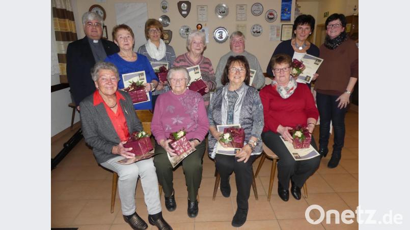 Pfarrer Thomas Jeschner und Monika Stopfer (rechts) danken den Jubilaren für ihren Arbeit für Pfarrei und Verein. Bild: rn