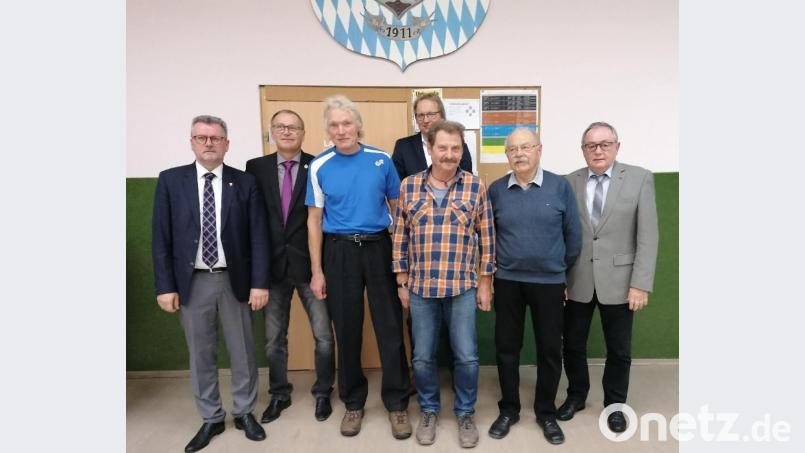 Treue Mitgliedschaft für 25 Jahre Jahre: von links
1.Bürgermeister Michael Göth, 2.Vorst. TuS Manfred Seitz, Heiko Backofen, Gerd Schütz,
3.Vorst. Tus Horst Perrey, Manfred Klameth TuS Ehrenamtsbeauftragter, stv. Landrat
Hans Kummert Bild: Erwin Weiß
