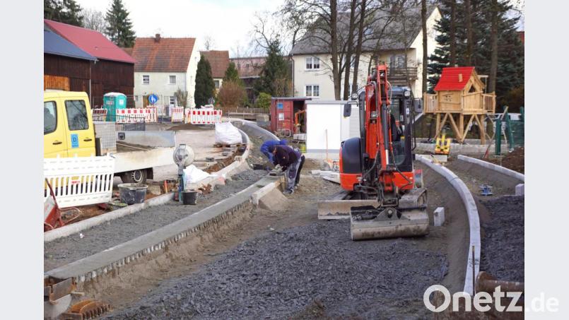Die Pflasterarbeiten bis zur Flötzbachbrücke stehen an. Bis zur neuen Brücke wird die Straße heuer noch befahrbar sein. Ob 2019 noch der Ausbau bis zur Kemnather Straße erfolgt, hängt von der Witterung ab. Bild: bkr