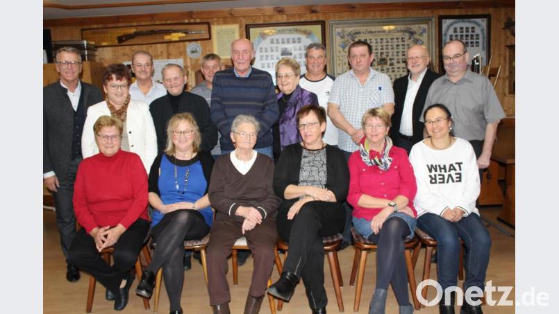Treue VdK-Mitglieder wurden bei der Jahresversammlung geehrt. Im Bild (hinten von links) Bürgermeister Franz Stahl, Brigitte Scharf sowie Vorsitzender Gerhard Wiedemann und Kreisvorsitzender Harald Gresik (hinten von rechts) mit den Geehrten. Seit 50 Jahren ist Frieda Rubner (vorne, Dritte von links) dabei. Bild: hä