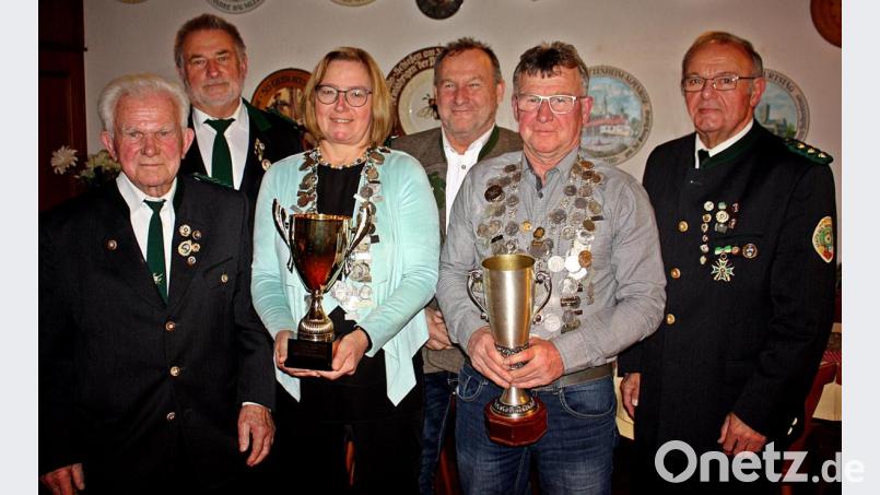 Die neuen Könige feiern (von links) Ehrenmitglied Winfried Förster, Karl Schmid, Doris Zetzl, Richard Förster, Gottfried Förster und Schützenmeister Franz Fuhrmann. Bild: R. Kreuzer