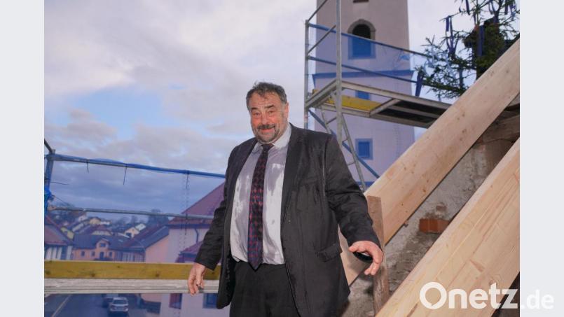 Bürgermeister Josef Beimler wird beim Richtfest als Bauherr etwas nass. Bild: fvo