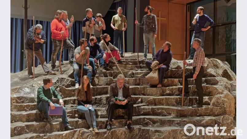 Die Tirschenreuther Passion spielt sich erstmals auf einem 12 mal 7 Meter und drei Tonnen schweren Bühnenfelsen ab. Bild: tr