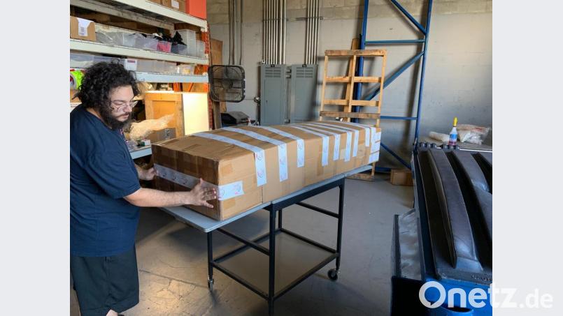 Jeden Verpackungsschritt haben die Mitarbeiter der Firma &quot;Drift Aerospace&quot; in Florida im Bild festgehalten, bevor sie das gute Stück auf die Reise nach Weiden schickten. Bild: exb