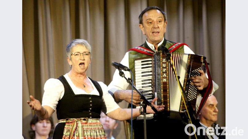 "Nehmas an Oit`n" empfiehlt das Duo "Wiesa wie" den Damen. "Denn der küsst zu Haus`, da kennt er sich aus". Bild: Hirsch