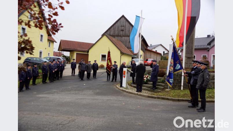 Kranzniederlegung am Kriegerdenkmal in Ahornberg. Bild: bkr