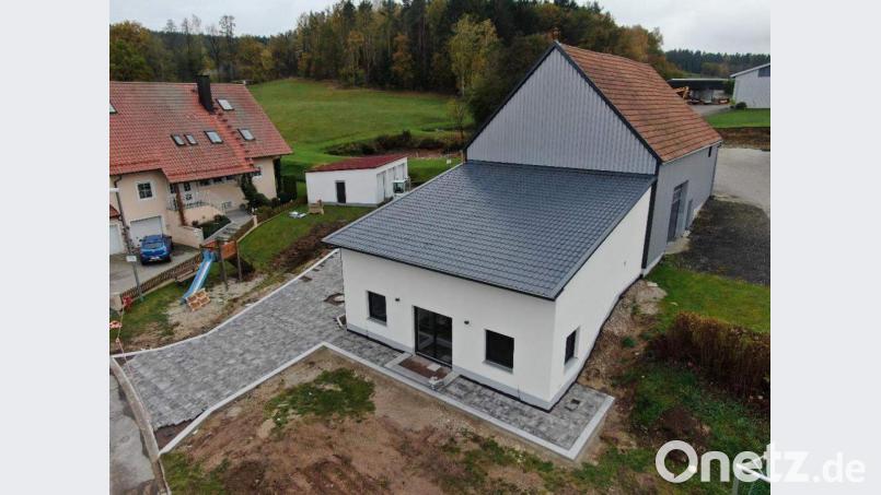 Für die Burgstaller Dorfgemeinschaft hat sich heuer ein langgehegter Wunsch erfüllt – ihr Gemeinschaftshaus ist fertig. Es beherbergt einen 35 m² großen Aufenthaltsraum, der ca. 40 Personen Platz bietet, eine Küche, eine Toilettenanlage und einen 50 m² großen Abstellraum, in dem u.a. die Kirwa-Utensilien untergebracht werden. Bild: u