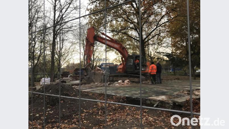 Die Abrissarbeiten laufen auf vollen Touren. In zweieinhalb Wochen sollen sie abgeschlossen sein und der neue Revisionsschacht stehen. Bild: Porsche