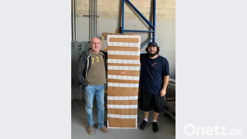 Ray Walvis (links) hat den Kontakt zum Stadtmuseum aufgenommen und den Rumpfteil der Boeing 737 gemeinsam mit Tyler Augustin gut verpackt auf den Weg gebracht. Bild: exb