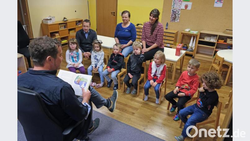 Uli Grötsch (links) versteht es, Kinder zu unterhalten. Er liest ihnen zum Auftakt einer neuen Aktion aus einem Buch vor. Bild: nm
