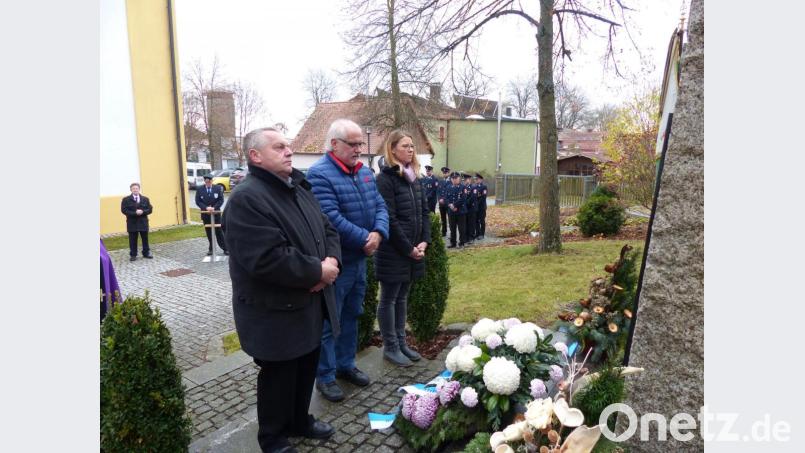 Die Gemeindevertreter verharren nach dem Niederlegen des Kranzes am Kriegerdenkmal. Von links: Johann Kick, Hans Meißner, Christine Post. Bild: hme