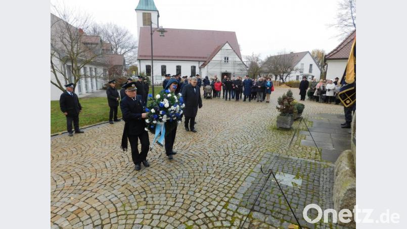 Der Vorsitzende des Kameradschaftsvereins, Edmund Bruckner, stellvertretender Vorsitzender Lothar Büringer und Bürgermeister Manfred Porsch (von links) legten am Ehrenmal auf dem Kirchplatz in Speichersdorf Kränze nieder. Bild: hai