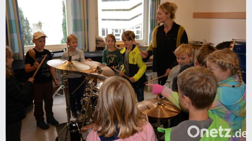 Besonders das Schlagwerk hat es den Kindern angetan, hier zusammen mit der Dirigentin des Nachwuchsorchesters, Angelika Schöpf Bild: Nicole Koller