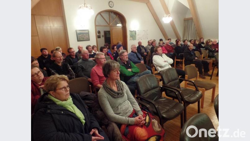 Rund 50 Zuhörer verfolgten aufmerksam bei der Bürgerversammlung im Sitzungssaal des Rathauses den umfangreichen Rechenschaftsbericht von Bürgermeister Manfred Kratzer. Bild: br