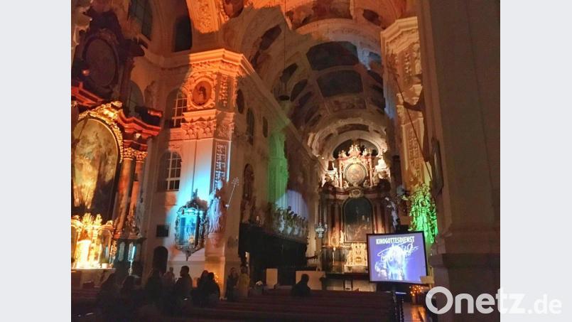 Zum Kino-Gottesdienst war die Basilika mit farbigen Strahlern besonders ausgeleuchtet. Bild: exb