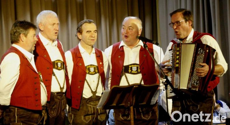 Die "Wolfersdorfer Sänger" aus Zandt gehören zu den Großen der Volksmusikszene. Die "Woidbuama" jodelten auf dem Weg zum "Deandl". Begleitet von Moderator Sepp Meindl (rechts). Bild: Hirsch