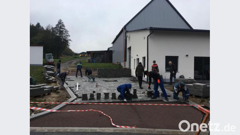 Im November 2019 standen noch die Arbeiten der Außenanlage auf der Agenda, insbesondere die Pflasterarbeiten. Wieder waren Jung und Alt dabei. Bild: u