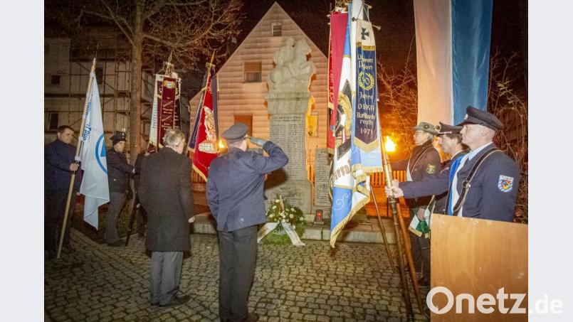 Mit einer Abordnung der Krieger- und Soldatenkameradschaft legte Bürgermeister Josef Etterer (vorne links) vor dem Kriegerdenkmal einen Kranz nieder. Bild: hwk