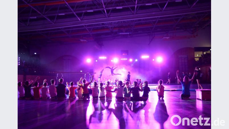 Turnen mit der AG aus Decker-Schulen, MRG, Max-Josef-Schule und der Turnabteilung des TV 1861 Amberg. Bild: Andreas Brückmann