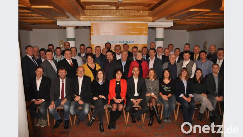 Die Kreistagskandidaten der Freien Wähler. Auf den ersten Platz der Liste setzten die Delegierten erwartungsgemäß ihren Landratsakandidaten Ely Eibisch (vorne, Mitte). Bild: ak
