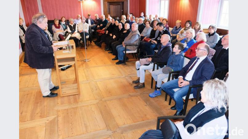 Riesig war das Interesse an der Kunst von Ciro. Bei der Vernissage in Speinshart führte im Musiksaal des Klosters Laudator Peter Seifert in das künstlerische Schaffen von Roberto Cipollone ein Bild: do