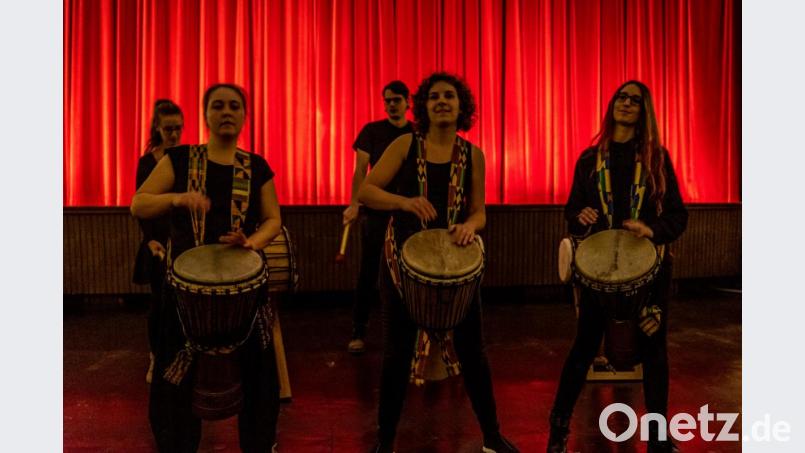 Eine Trommlergruppe aus Regensburg verlieh dem Premieren-Abend afrikanisches Flair. Bild: chl