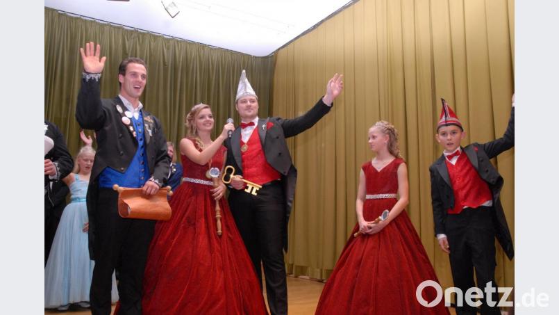 Die Plößberger Prinzenpaare in der Session 2020: Prinzessin Corinna I.
und Prinz Andreas I. sowie Kinderprinzessin Laura I. und Kinderprinz Felix I.. Mit im Bild Vizepräsident Jonas Franz. Bild: gbj