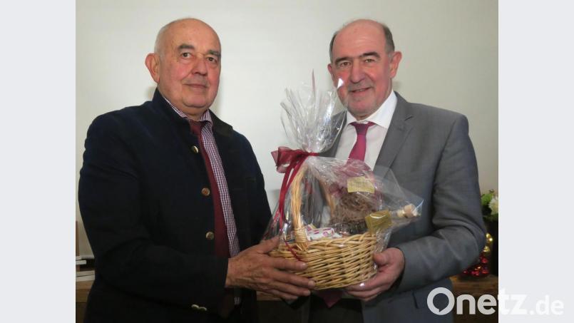 Bezirksvorsitzender Willibald Gailler rechts) überreichte Alois Dirrigl einen Geschenkkorb. Bild: Hirsch